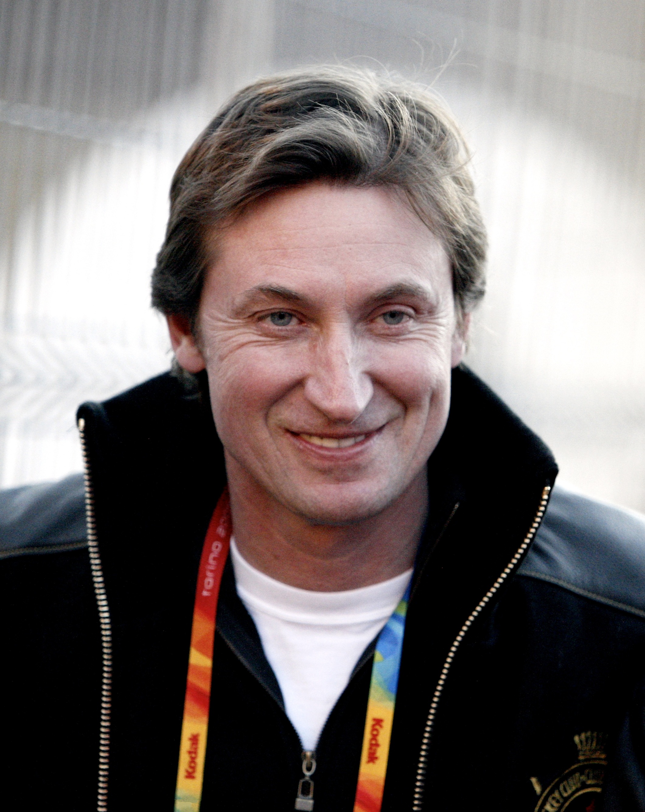 Wayne Gretzky vs Upper Deck: Which Is Better for Collectors?